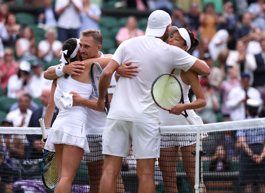 Giuliana Olmos y Santiago González al final del su encuentro en Wimbledon 