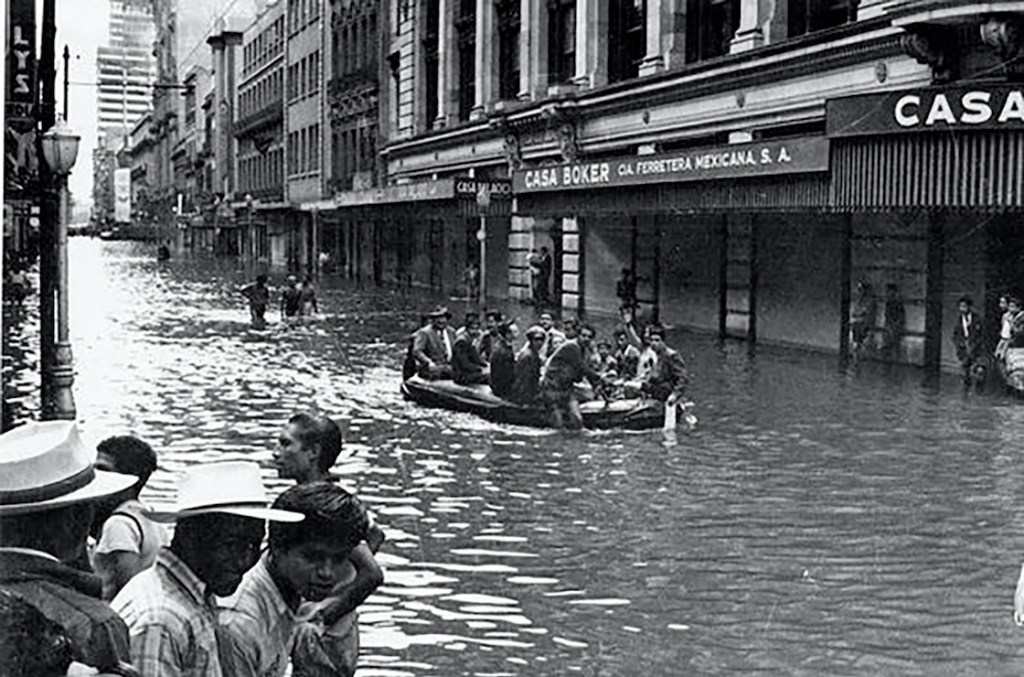 Inundación de 1951 en la CDMX dejó calles repletas de agua.