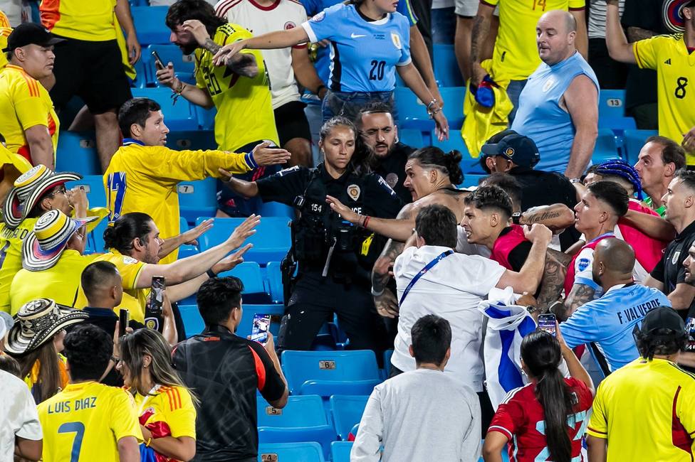 Luis Gómez, el suegro de Maxi Araujo en una playera de Uruguay sin mangas