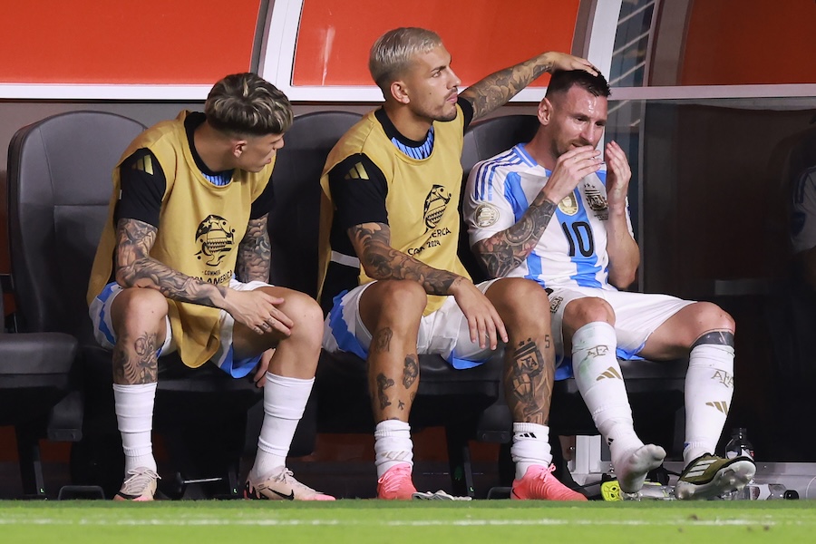 Messi llorando en la banca