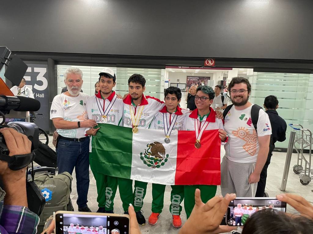 México gana oro, plata y bronce en Olimpiada Internacional de Matemáticas