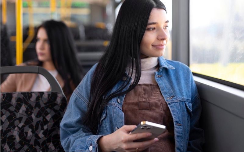 mujer usando el transporte publico