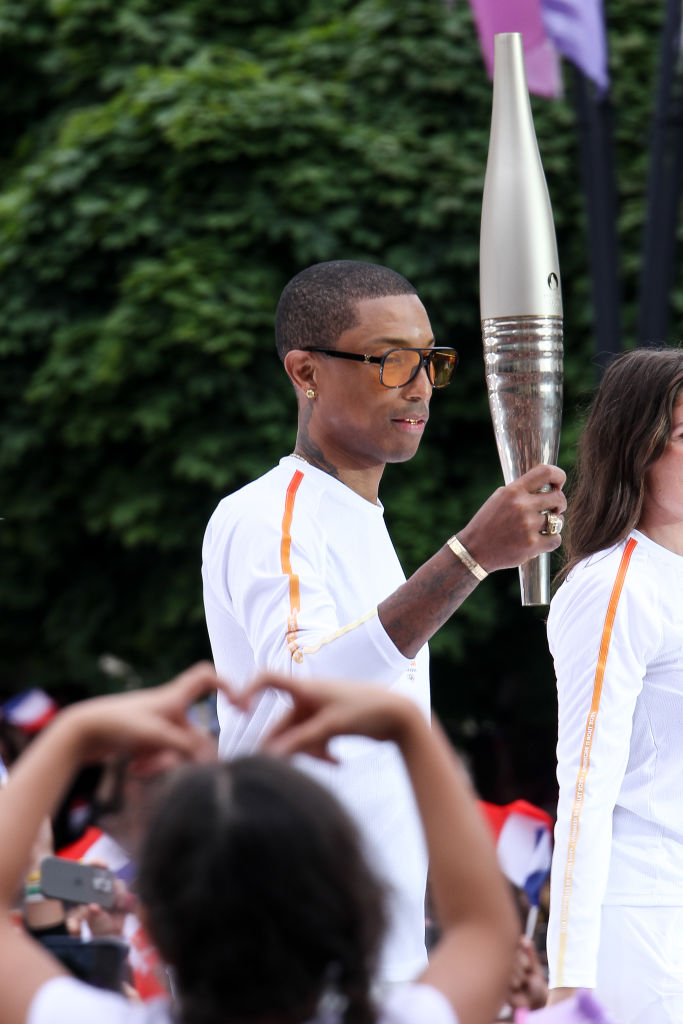 Pharrell Williams con la antorcha previo al encendido del pebetero