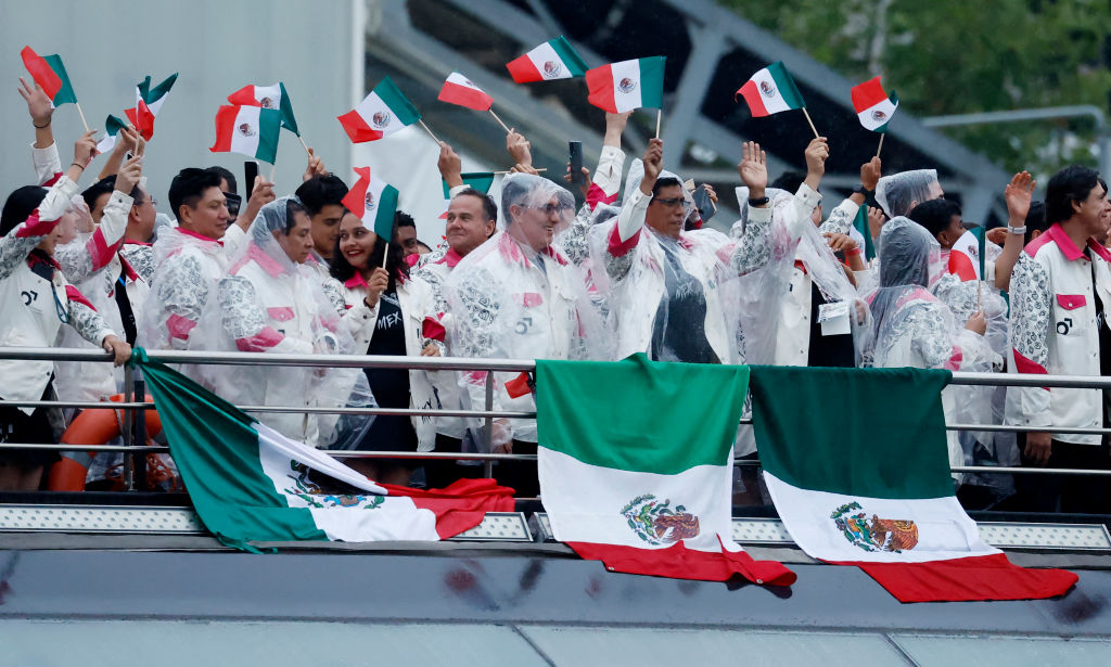 La lluvia tapa los uniformes de la delegación mexicana