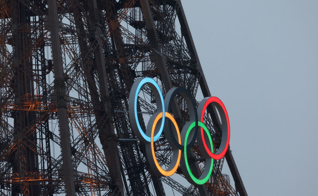 Increíble imagen de los aros olímpicos en la Torre Eiffel