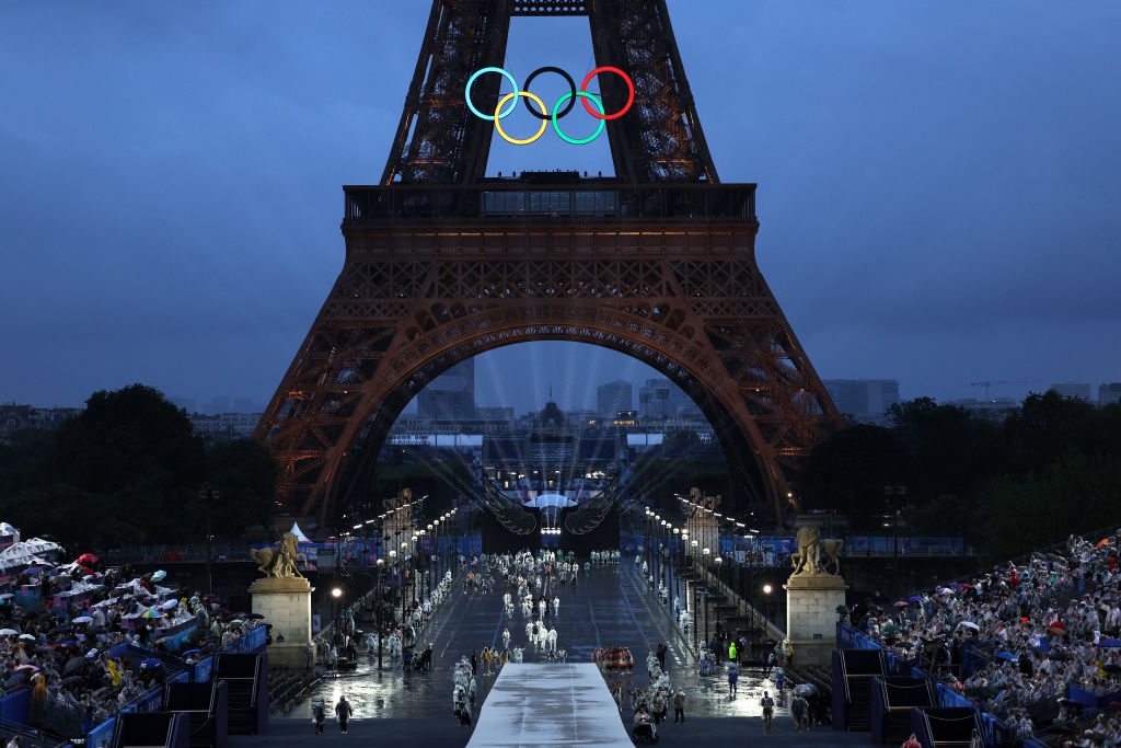 La Torre Eiffel se alista para el cierre de la inauguración