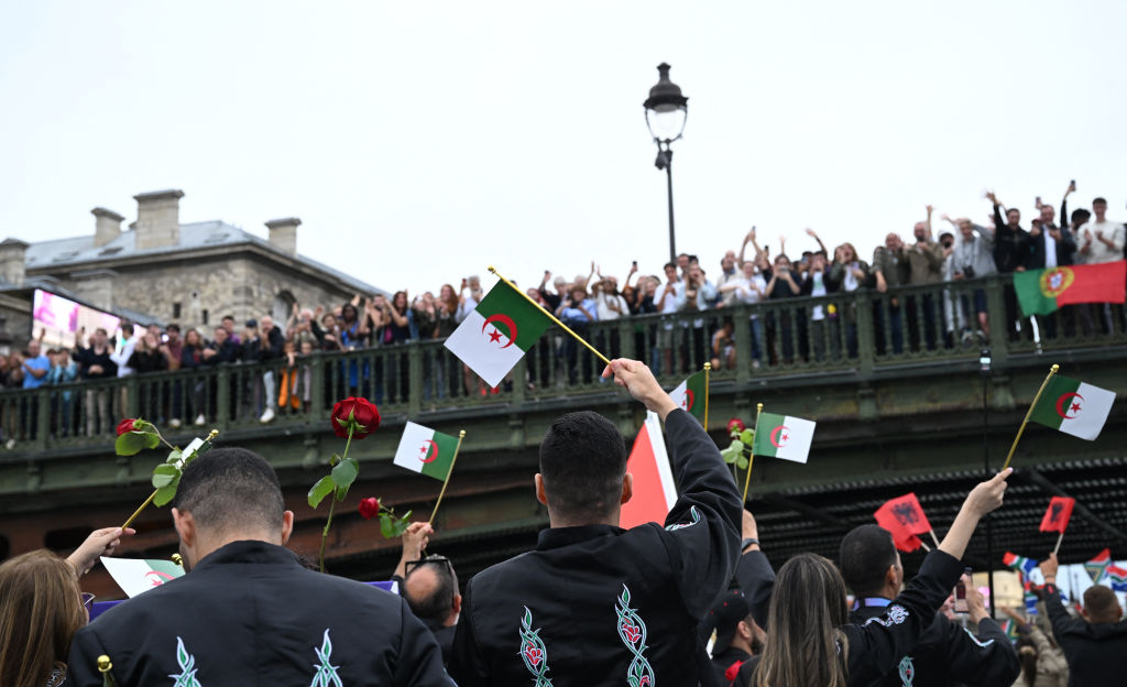 La delegación de Argelia lanzó rosas al Río Sena en memoria de los compatriotas que fallecieron una décadas atrás en es mismo lugar