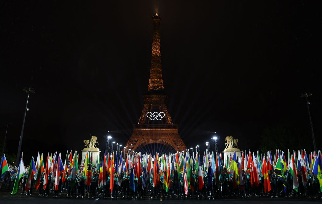 Las banderas de los países participantes a pie de la Torre Eiffel