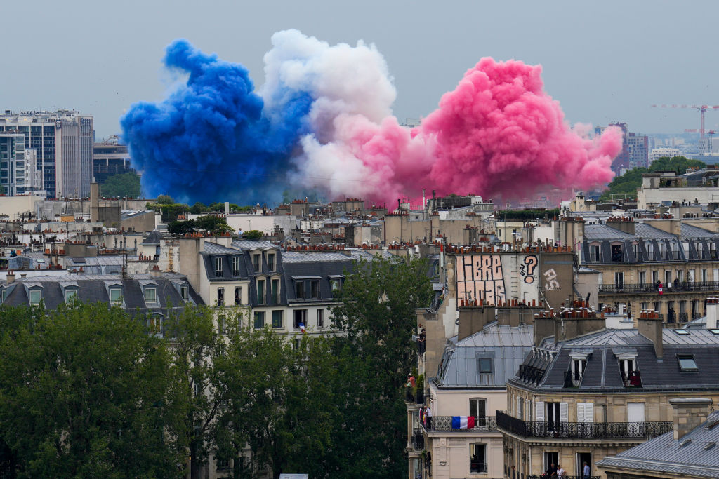 Así lucen las calles parisinas con el humo alegórico a París 2024