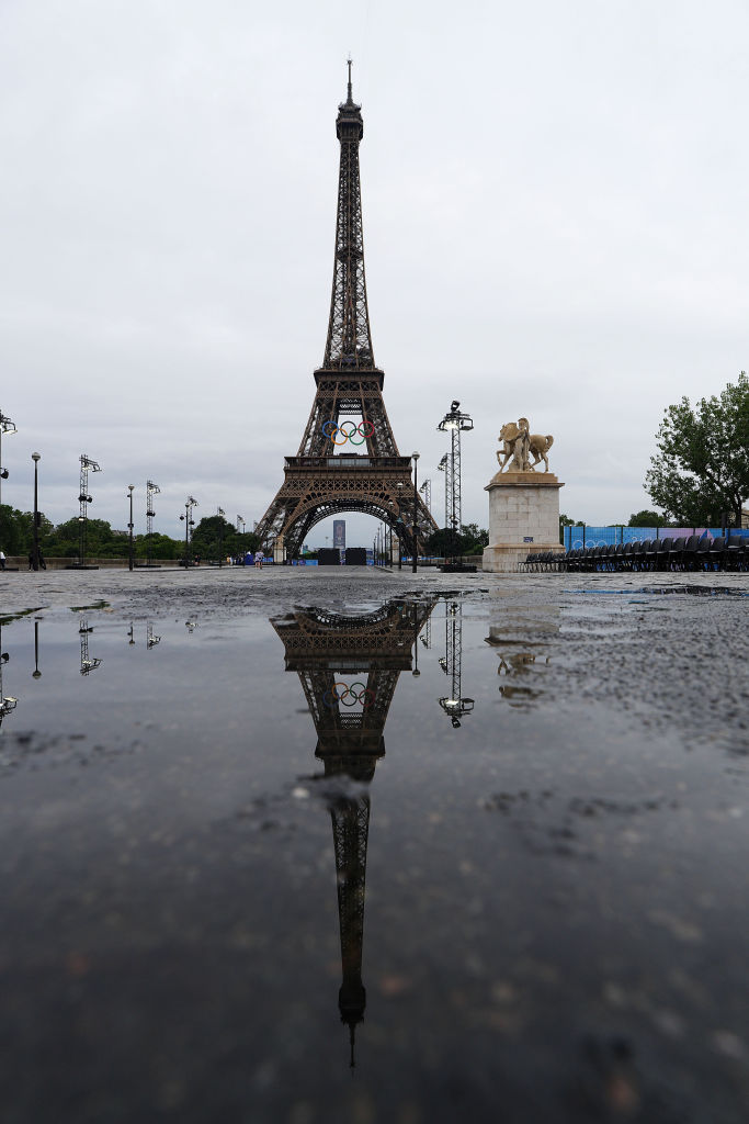 El reflejo de la Torre Eiffel por la lluvia parisina