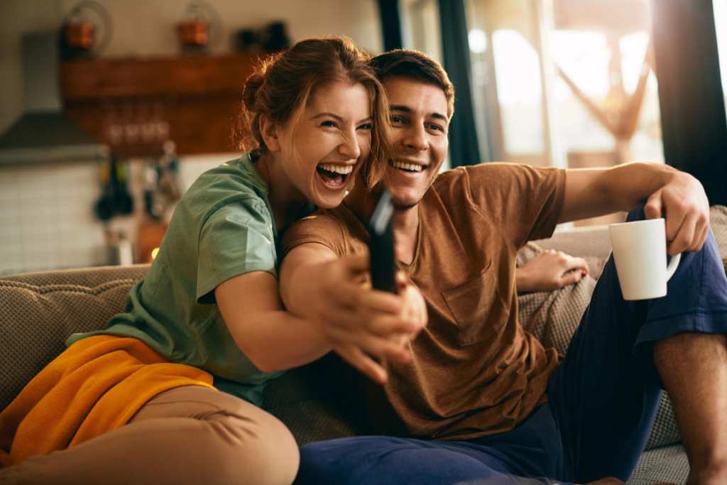 pareja viendo tv