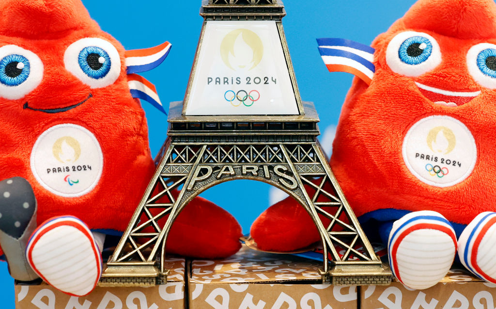 Las mascotas de París 2024 y la Torre Eiffel