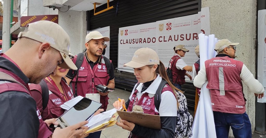 Personal del gobierno de la CDMX clausurando Plaza Izazaga 89.