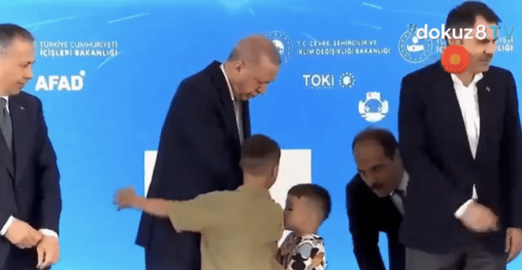 Presidente de Turquía después les dio dinero a los niños.