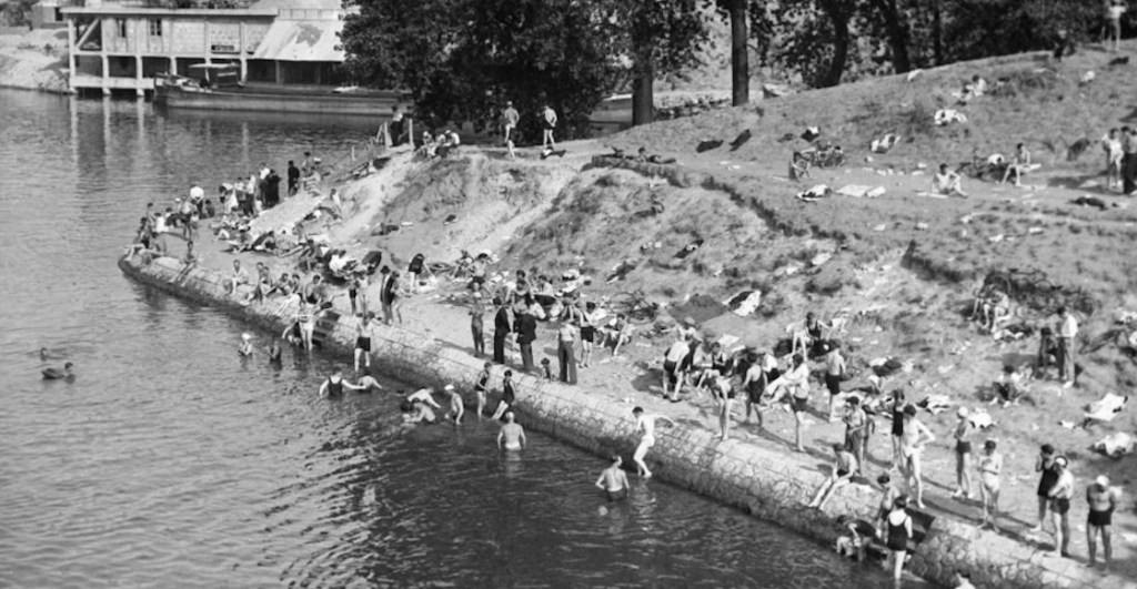 El primer chapuzón después de 100 años de prohibición de nadar en el río Sena