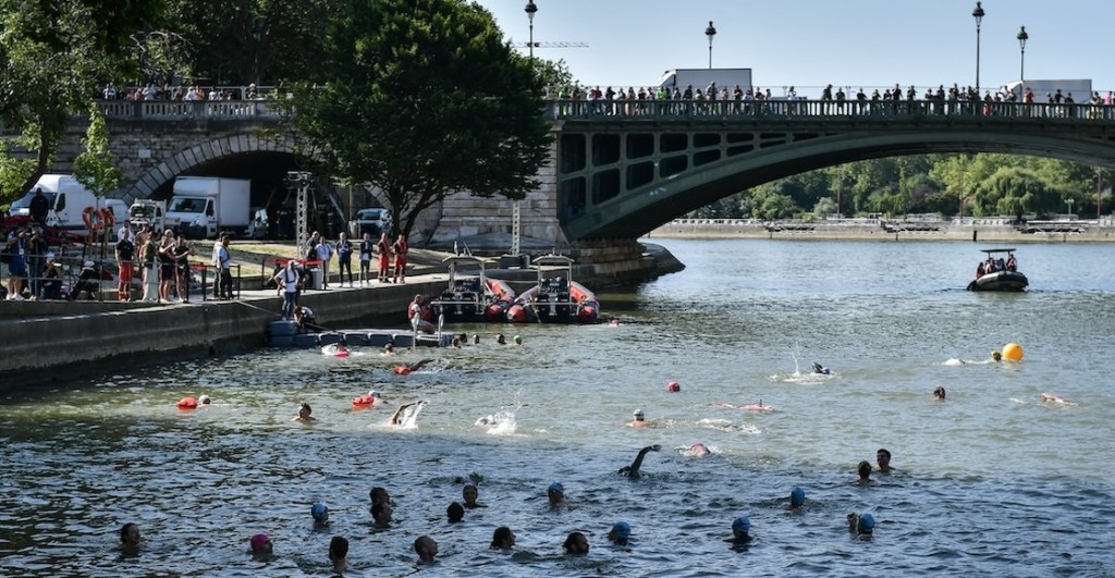 El primer chapuzón después de 100 años de prohibición de nadar en el río Sena