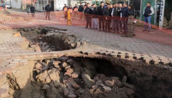 Enorme socavón surge en San Andrés Cholula.