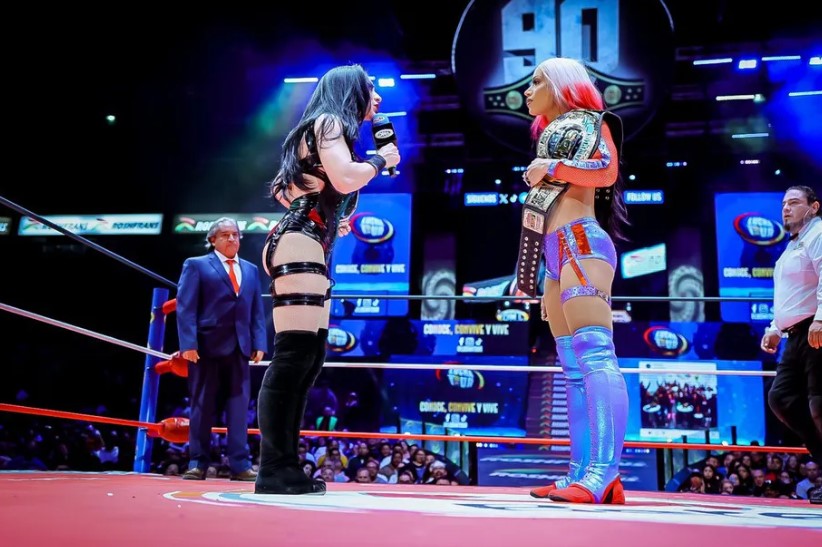 Stephanie Vaquer vs Mercedes Mone en un ring de CMLL