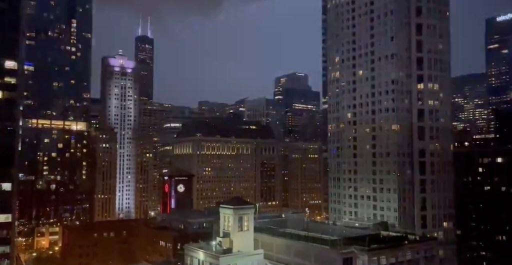 suenan-alerta-tornado-chicago-video-como-suenan-tormenta-2