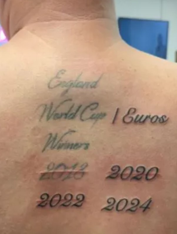 El tatuaje de Inglaterra campeón... que también está tachado varias veces de las que no sucedieron