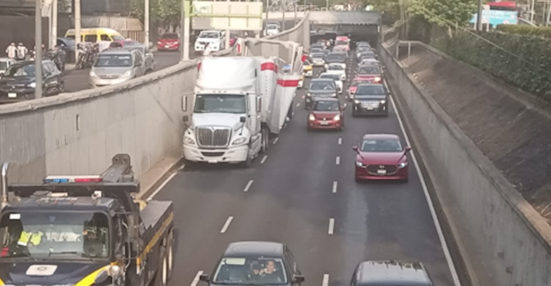 Y en historias de CDMX: Tráiler con arena para gato se queda atorado en Viaducto