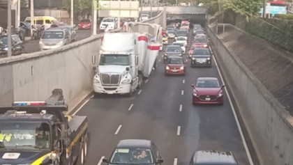 Y en historias de CDMX: Tráiler con arena para gato se queda atorado en Viaducto