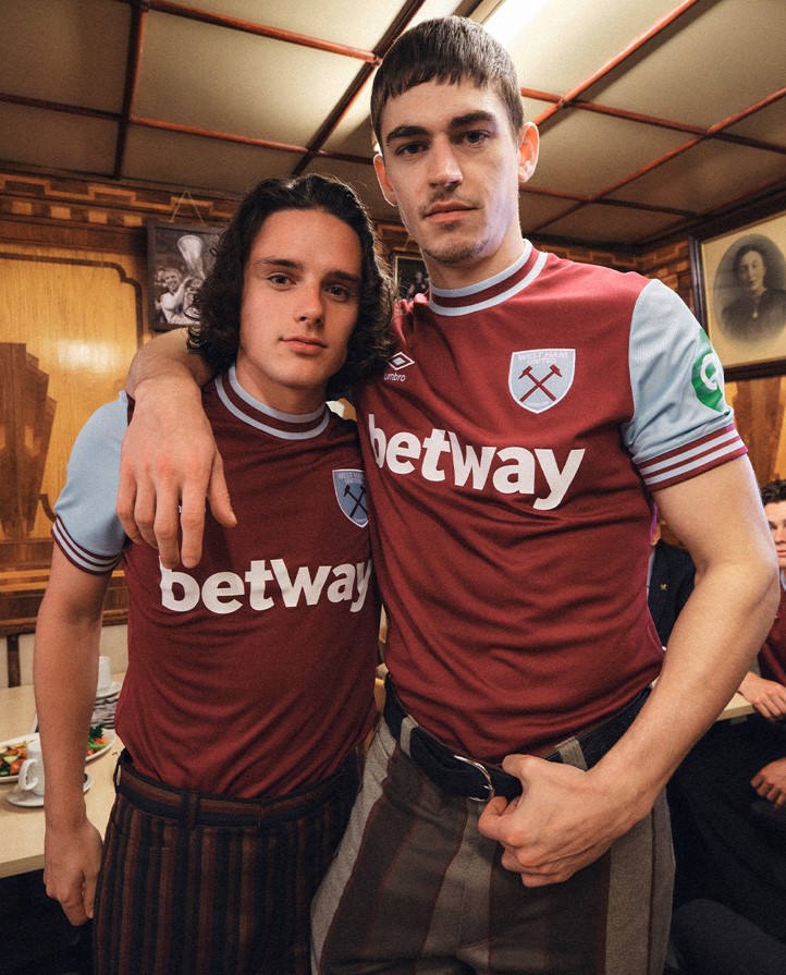 Los Hammers y su jersey de local para la 2024-2025