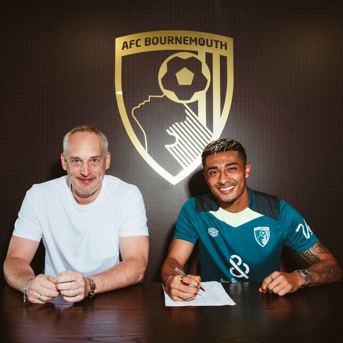 Julian Araujo firmando contrato con el Bournemouth