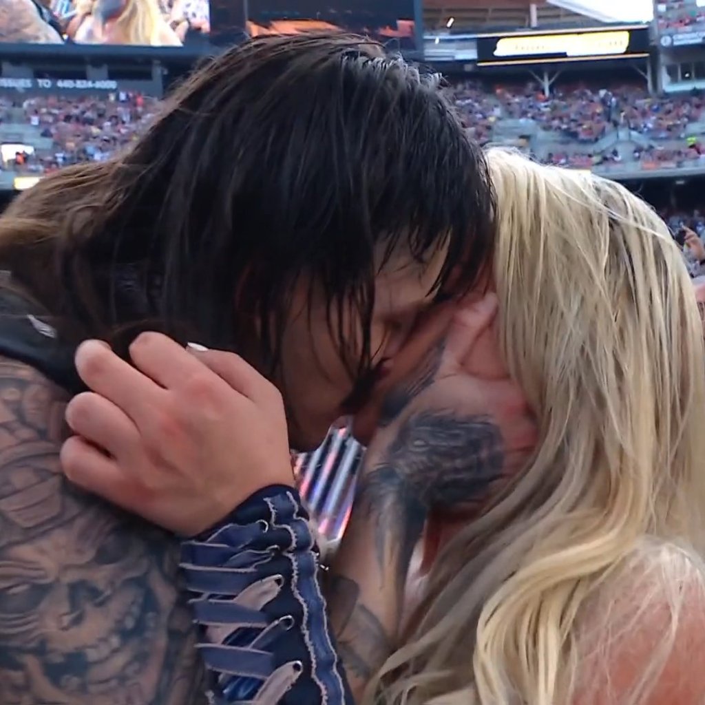 El beso de la traición en SummerSlam