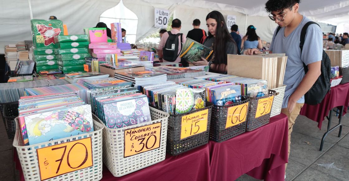 Books and movies for up to 10 pesos at the Gran Remate CDMX at the Monument to the Revolution