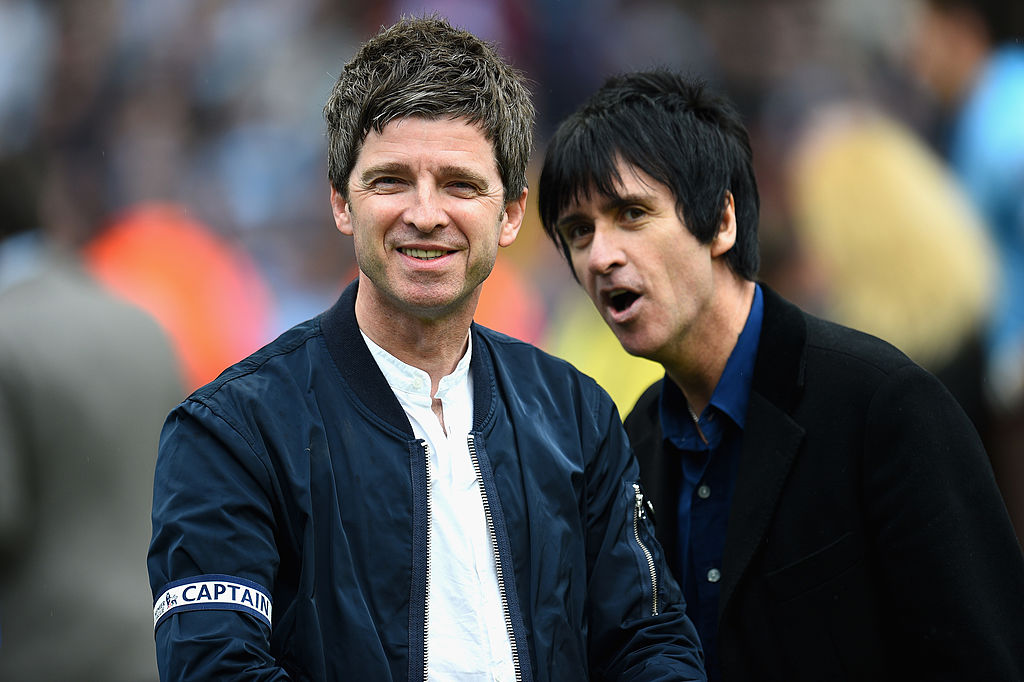 Noel Gallagher y Johnny Marr festejando una victoria del Manchester City en la cancha del Etihad Stadium/Foto: Getty Images