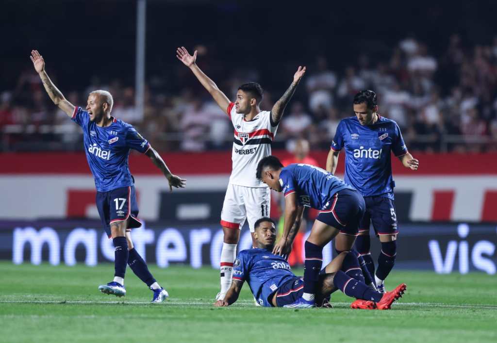 Juan Izquierdo se desploma en pleno partido de Libertadores y enciende las alarmas