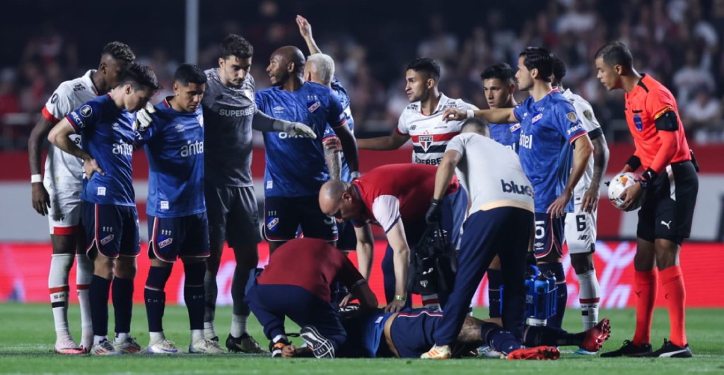 Juan Izquierdo se desploma en pleno partido de Libertadores y enciende las alarmas