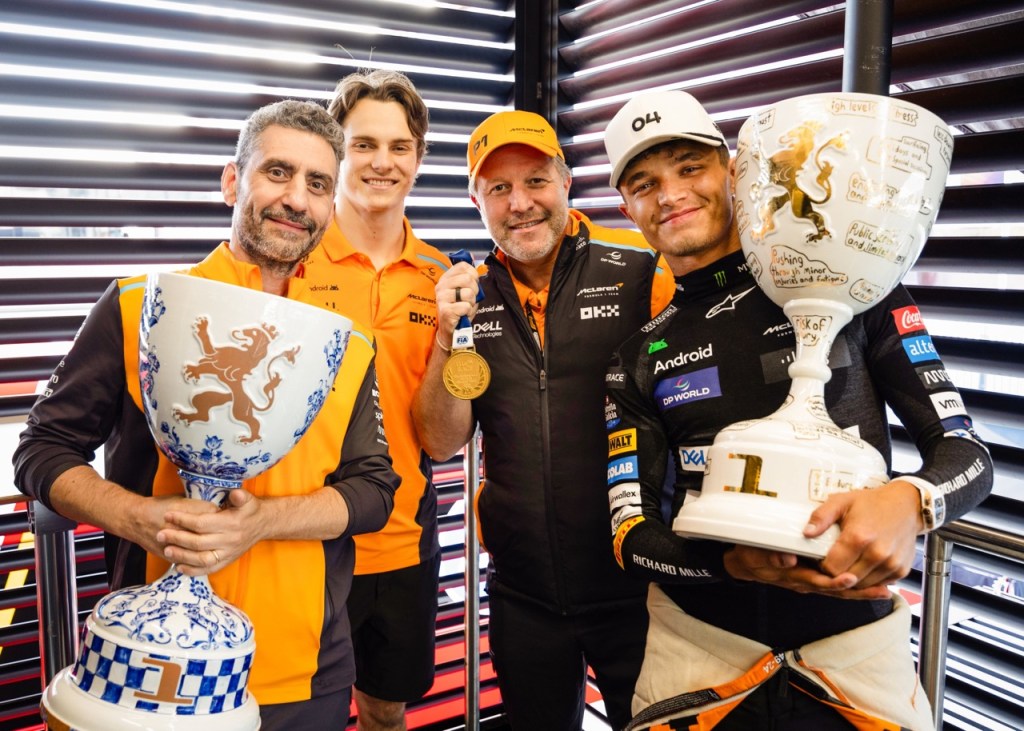 Andrea Stella, Oscar Piastri, Zak Brown y Lando Norris