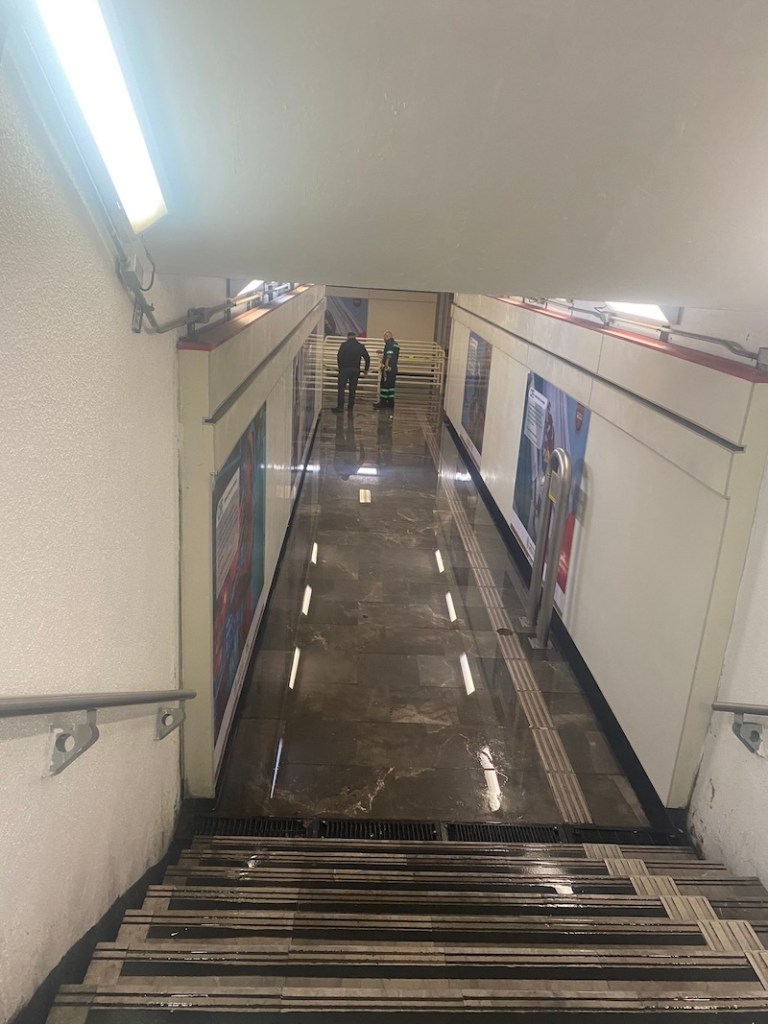 Cascadas, aguas negras y escaleras eléctricas sin servicio en el Metro de CDMX