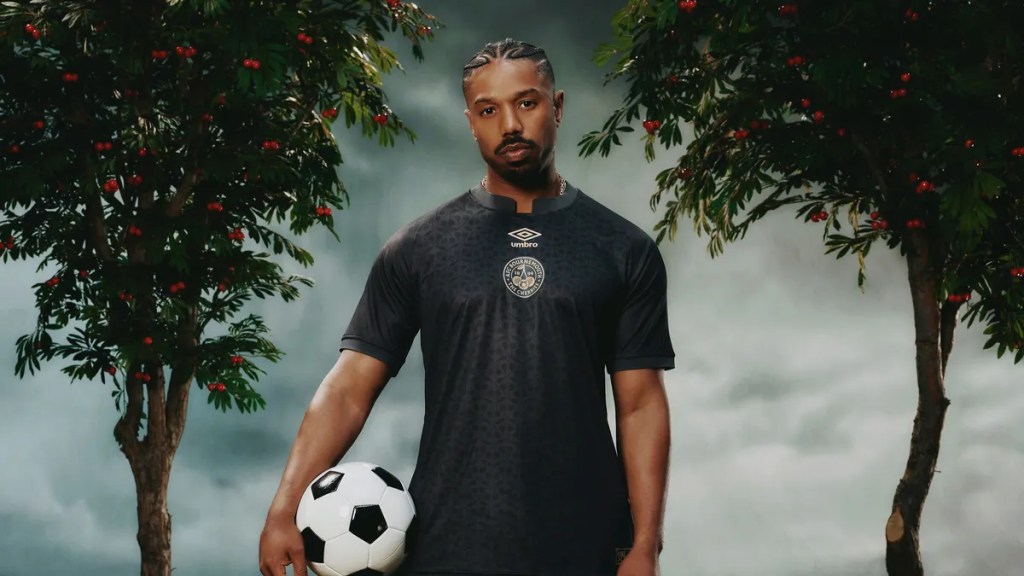 Micheal B. Jordan con el uniforme edición especial del Bournemouth