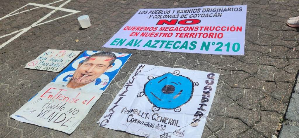 Protesta contra el alcalde de Coyoacán por la construcción de la plaza.