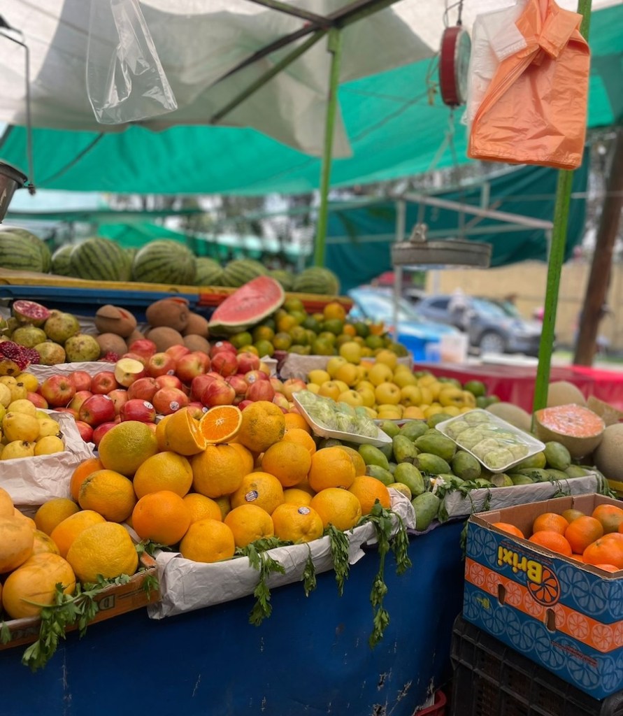 Nos lanzamos al tianguis a buscar jugo de naranja pero no hay porque está muy cara