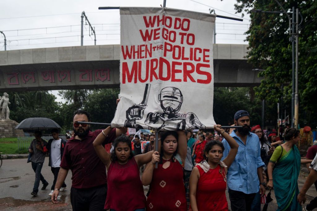 Manifestantes aseguran que policías han disparado contra ellos en Bangladesh.