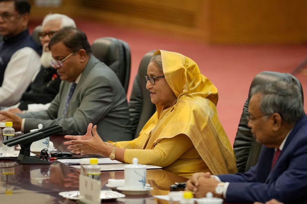 Renuncia la primera ministra de Bangladesh tras violentas protestas.