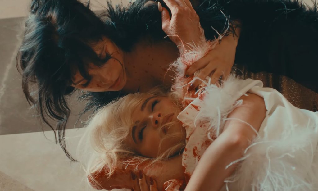 Sabrina Carpenter y Jenna Ortega se enfrentan a muerte en el video de "Taste"