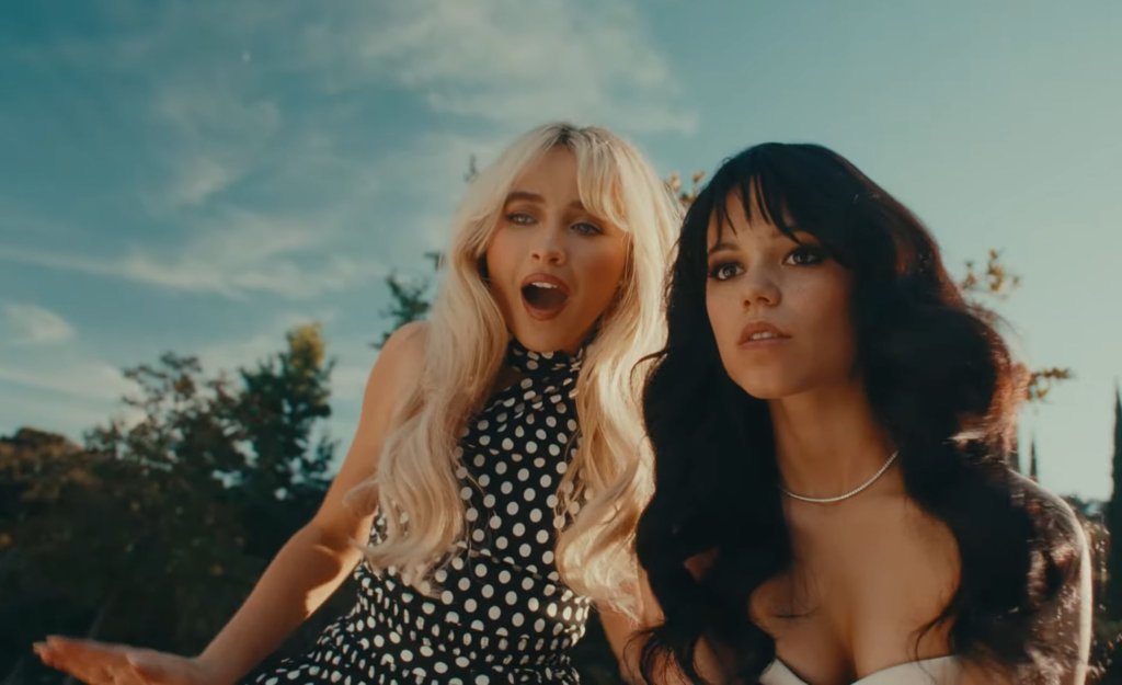 Sabrina Carpenter y Jenna Ortega se enfrentan a muerte en el video de "Taste"