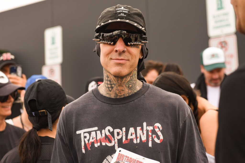 Y a todo esto: ¿Por qué Travis Barker vendió el Dr. Simi que le regalaron en México?