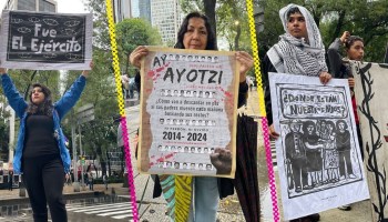 10 años, 10 pancartas por los 43 desaparecidos de Ayotzinapa.