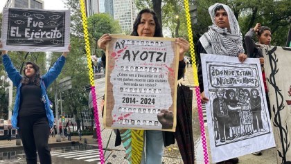 10 años, 10 pancartas por los 43 desaparecidos de Ayotzinapa.