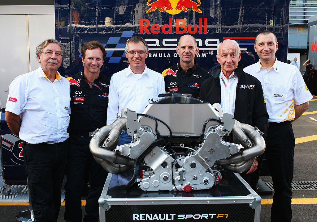 Adrian Newey con la unidad de potencia de Renault 2010