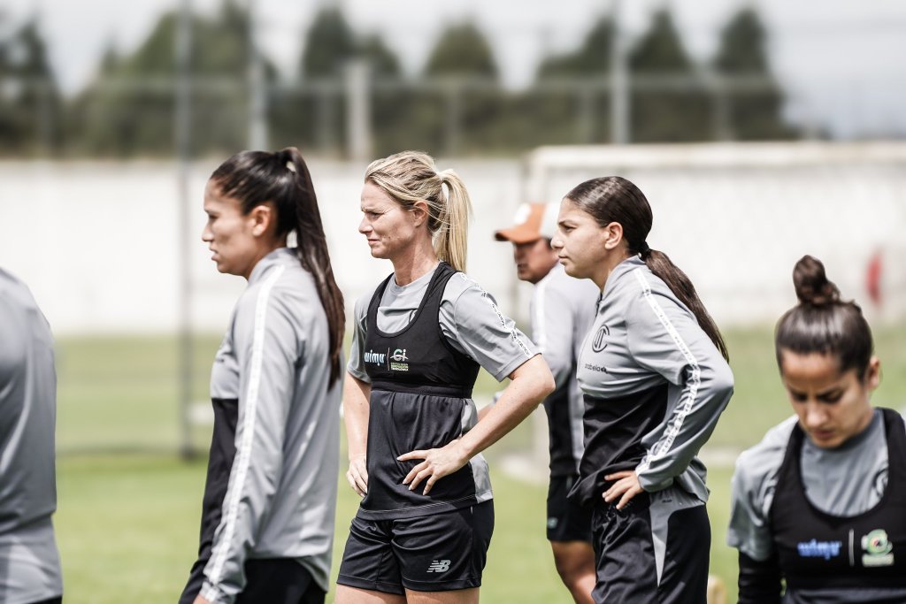 Amandine Henry en su primer entrenamiento con Toluca