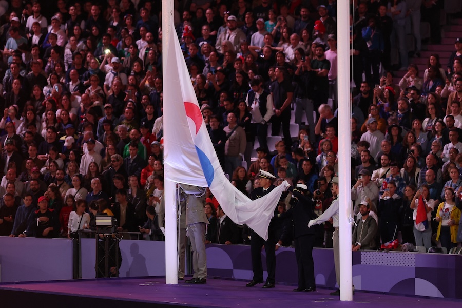 La bandera paralímpica fue retirada del Stade de France