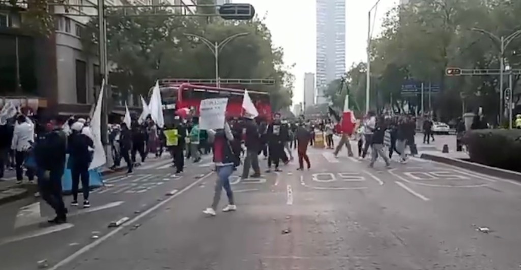 Bloqueo en Paseo de la Reforma con cierres intermitentes y la L7 del Metrobús