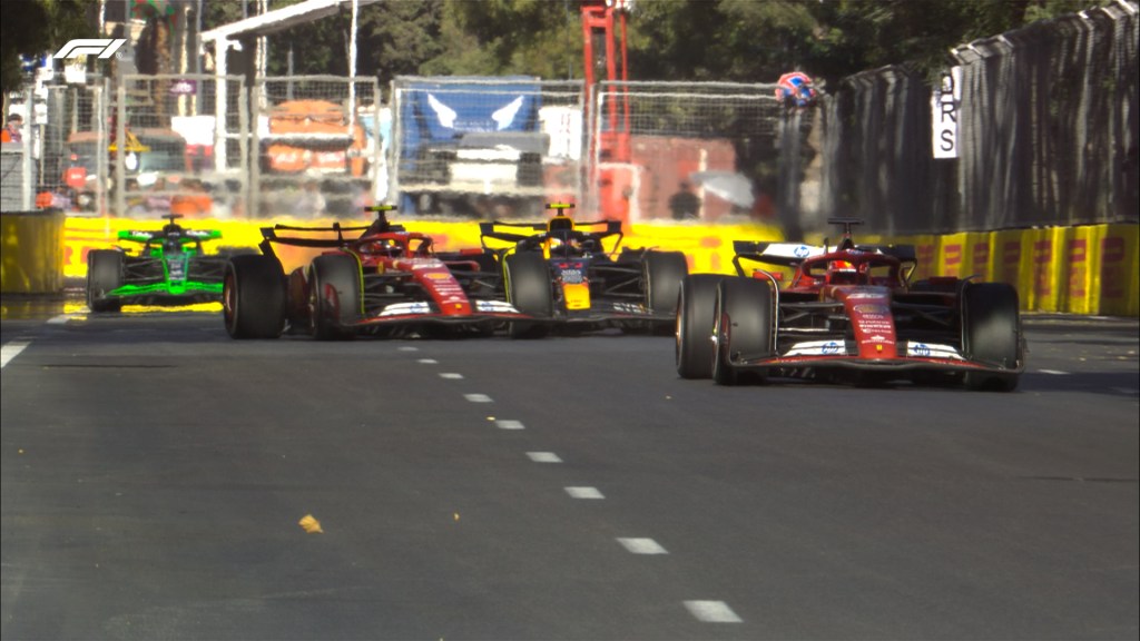 El momento en que Sainz le cerró a Checo